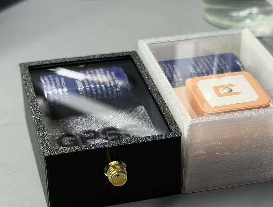 GPSS SMA黑色版与陶瓷天线半透明版实拍